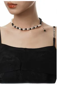 Gros plan du collier en argent S925 avec perles d'obsidienne noire et perles d'eau douce