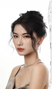 Détail de boucles d'oreilles en argent et collier de perles multicouche sur mannequin