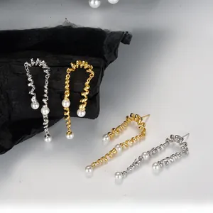 Détails de boucles d'oreilles spirales torsadées avec perles blanches, finis or et argent