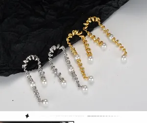 Détails macro des boucles d'oreilles en argent S925 avec perles sur fond noir contrasté