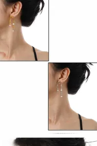 Détail de boucles d'oreilles en argent S925 avec chaînes torsadées et perles blanches