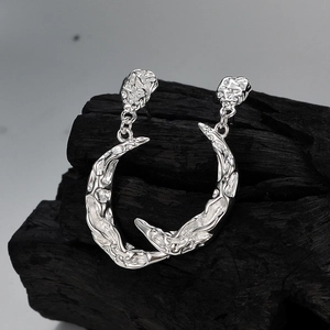 Pendientes de botón de luna irregulares de plata de ley 925 para mujer diseño de nicho textura de metal líquido chapado en oro de 18K estilo punk joyería de oreja de moda