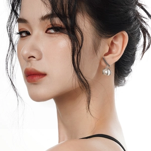 Elegant S925 sterling silver leaf stud earrings with white pearls for a luxury look