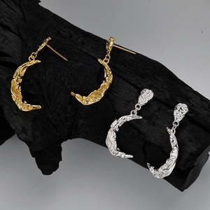 Pendientes de media luna con textura irregular en oro y plata de ley S925 de diseño