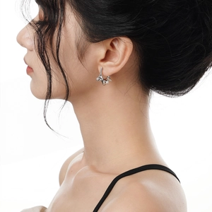 Irregular C-shaped S925 sterling silver stud earrings with liquid metal lava design