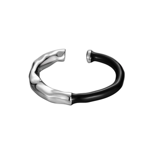 Modern S925 silver open ring featuring liquid metal texture and black enamel glaze finish
