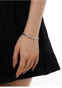 Detail eines S925 Silber Mobius Armbands mit antiken römischen Zifferngravuren