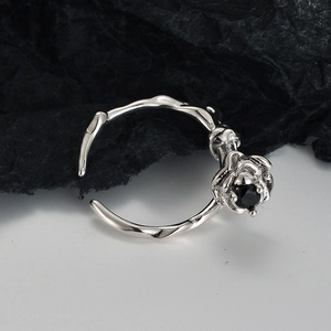 Vintage S925 sterling silver rose ring with black gemstone and twig band design