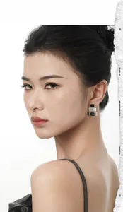 Détail des boucles d'oreilles en argent S925 avec émail noir et diamants fins sertis
