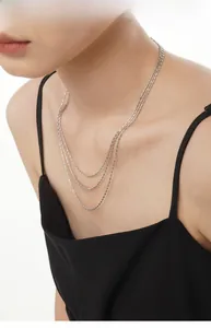 Gros plan détaillé d'un collier à trois rangs en argent sterling S925 porté par un mannequin