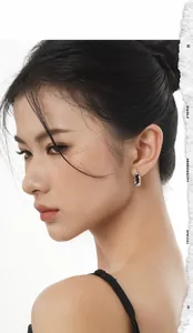 Mannequin portant des boucles d'oreilles rectangulaires en argent S925 et émail noir