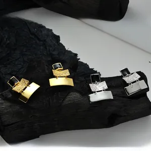 Détail de boucles d'oreilles en argent S925 avec émail noir et texture métal martelé