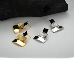 Détails des boucles d'oreilles géométriques en argent S925 plaqué or et argent
