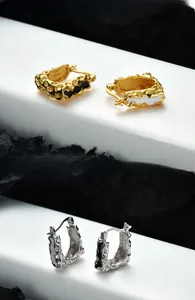 Vue détaillée des boucles d'oreilles en argent S925 avec émail et texture de lave