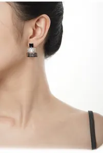 Détail de boucles d'oreilles triple géométrie en argent S925 avec émail et zircon