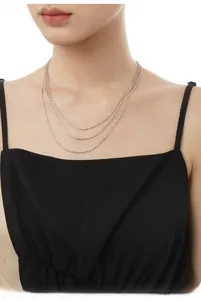 Gros plan d'un collier ras de cou à trois couches en argent sterling S925 sur un mannequin