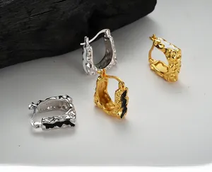 Gros plan sur des boucles d'oreilles en argent S925 avec texture lave et émail bicolore