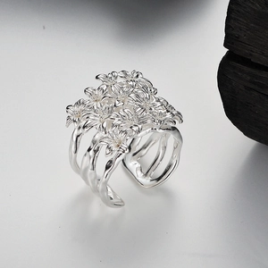 Auffälliger S925 Sterlingsilber Blumenring mit strukturierten Blüten und offenem Design
