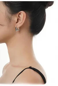 Boucles d'oreilles S925 en argent sterling à texture irrégulière et émail noir sur modèle