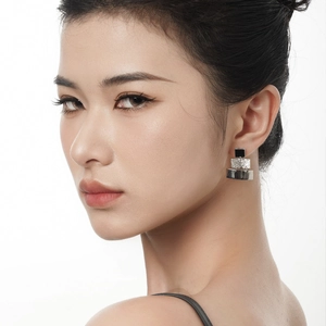 Boucles d'oreilles géométriques à trois couches en argent S925 et émail noir sur modèle