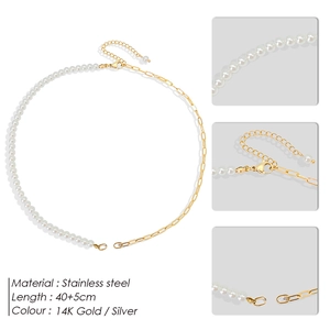 Détails de la chaîne trombone en acier doré et des perles blanches sur le collier