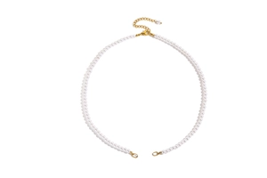 Détail du collier de perles avec fermoir mousqueton doré et chaîne d'extension