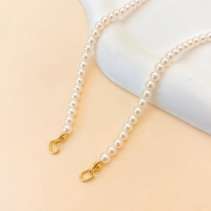 Collier élégant en acier inoxydable avec perles d'imitation blanches et fermoirs dorés