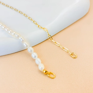 Gold-plated chain necklace with natural freshwater pearls and minimalist metal link detail