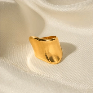 Minimalistischer breiter unregelmäßiger Goldring mit poliertem organischem Wellendesign