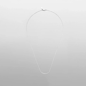 Primer plano de collar de cadena plateada con acabado pulido y cierre de resorte