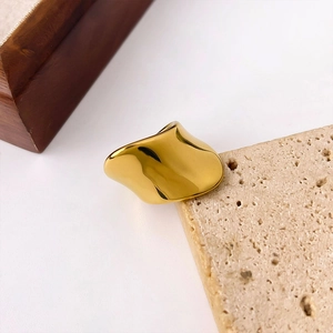 Unregelmäßiger goldener gewellter Ring aus poliertem Titanstahl im Bio-Design