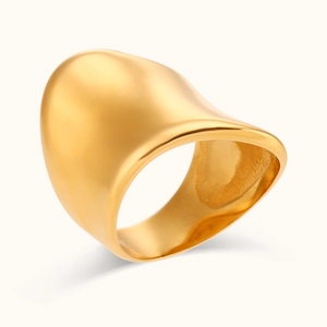 Goldfarbener gewölbter Ring mit unregelmäßigem Design aus mattem Edelstahl