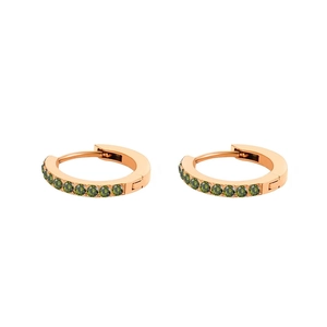 Dettaglio di orecchini huggie in oro rosa con pavé di pietre preziose verdi