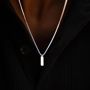 Elegante ciondolo rettangolare in acciaio inossidabile su catena a maglie moderna