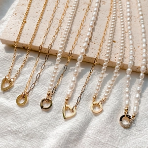 Colliers en perles baroques avec chaînes dorées et fermoirs coeur en coffret luxe