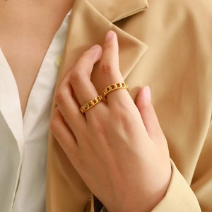 Minimalist gold woven Cuban chain ring set in stainless steel worn by a model
