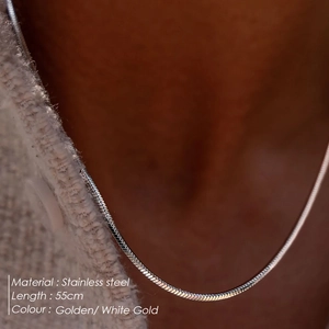 Vue rapprochée d'un collier chaîne serpent de 55 cm en acier inoxydable or et blanc