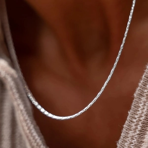 Collar de cadena de plata minimalista con acabado pulido de alta calidad puesto