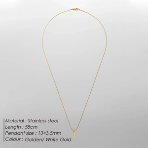Détail d'une chaîne dorée de 58 cm en acier inoxydable avec pendentif barre verticale