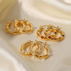 Set aus vergoldeten Edelstahl-Creolen mit Perlen und bunten Zirkonia-Steinen