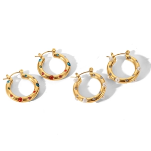 Detail von 18K Gold-Creolen mit bunten Steinen und eleganten weißen Perlen