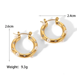 Goldene 18K Creolen mit eingebetteten Perlen und funkelnden Zirkonia-Steinen