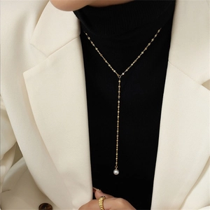 Chic gold-plated Y-shaped necklace with twisted metal chain and round pearl pendant