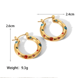 Detailansicht der 18K vergoldeten Creolen mit bunten Zirkonia und 2,6 cm Durchmesser