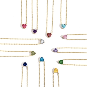 Ensemble de douze colliers cœur en or avec des pierres précieuses en cristal coloré