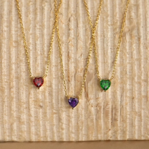 Élégants colliers cœur en or avec pendentifs en cristal rouge, violet et vert