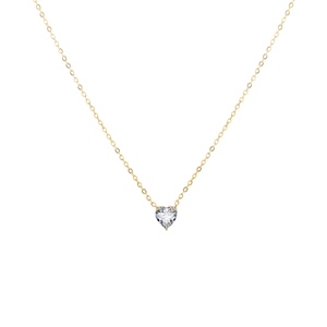 Vue détaillée d'un pendentif coeur en cristal sur une chaîne en acier doré inoxydable