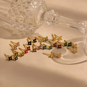 Bunte Kleeblatt-Ohrstecker mit farbigen Geburtsstein-Zirkonia in Goldfassung