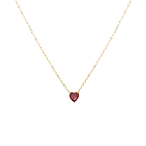 Vue détaillée du collier en acier inoxydable doré avec un pendentif en cœur rouge