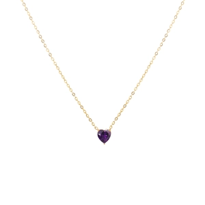 Détail du pendentif en pierre violette en forme de cœur avec chaîne dorée